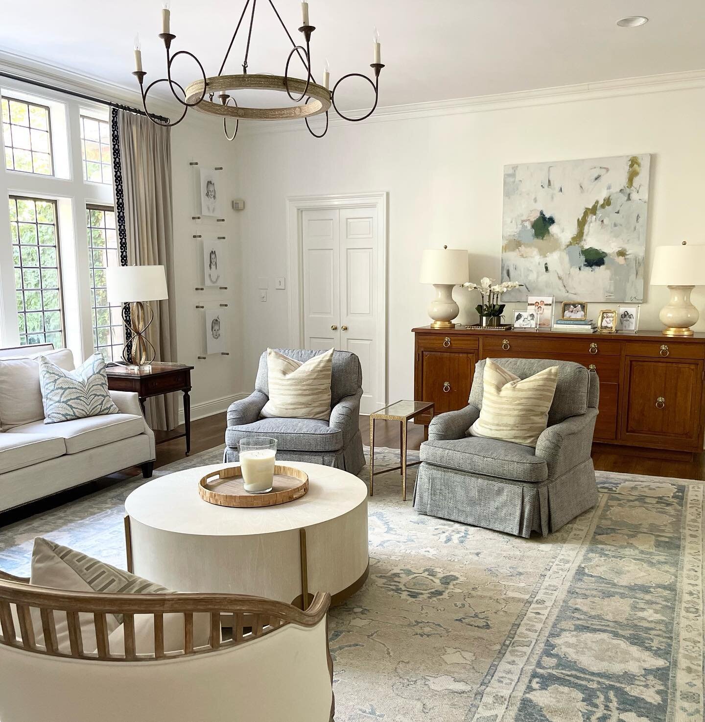 This family room designed by @megjohnsondesign is simply perfection✨Thank you, Meg!
