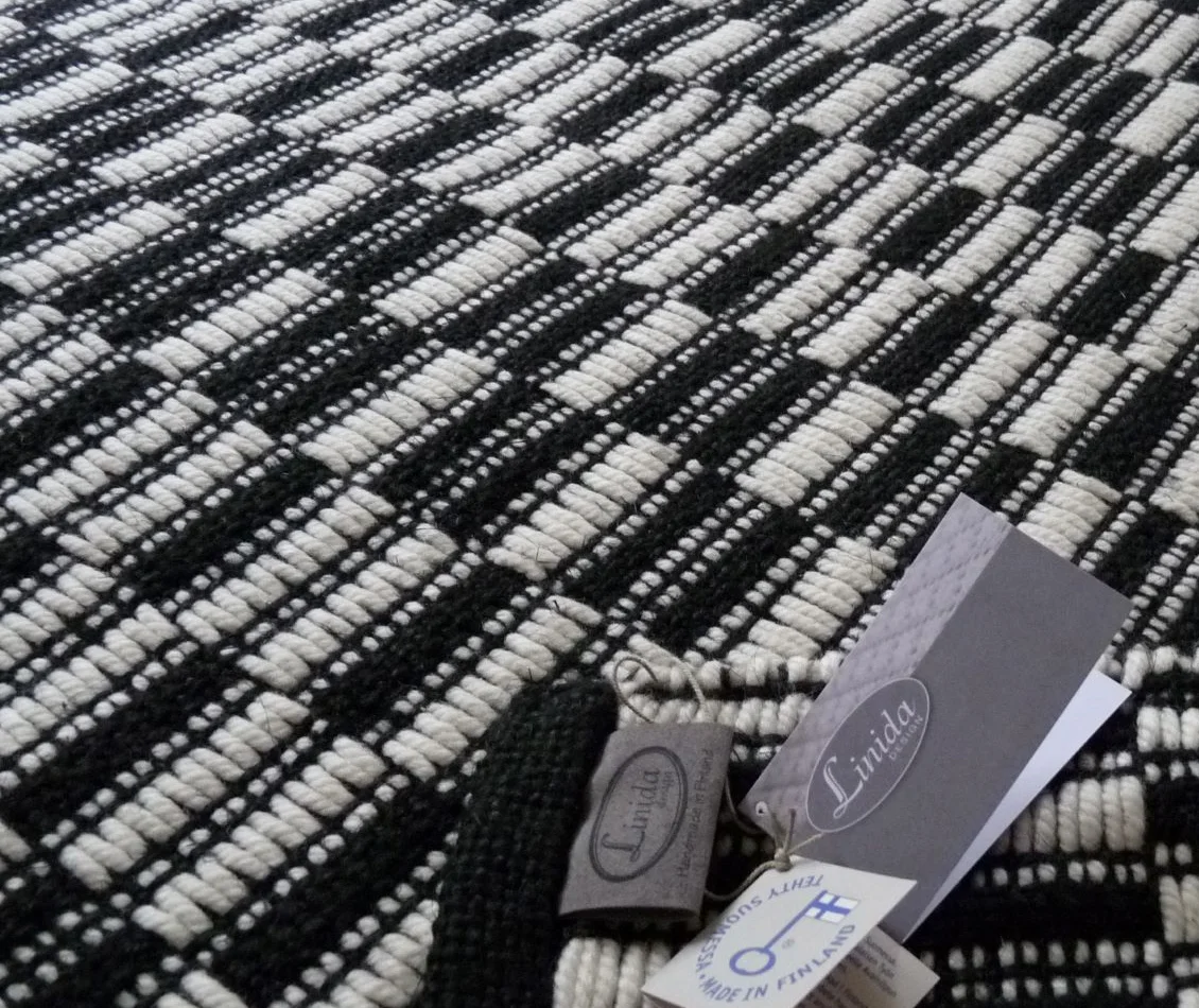 Linida Design mustavalkoinen matto.jpg