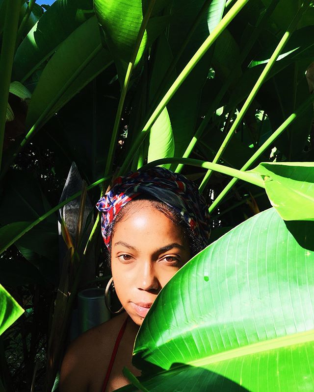 Channeling a ripe mango ready to be picked 🥭Fun fact: I don&rsquo;t eat mangoes which supposedly revokes my Jamaican/Island Gyal card 🤷🏾&zwj;♀️ &bull;
What&rsquo;s your fave type of mango? Maybe I&rsquo;ll try one again someday. Also, any foods yo