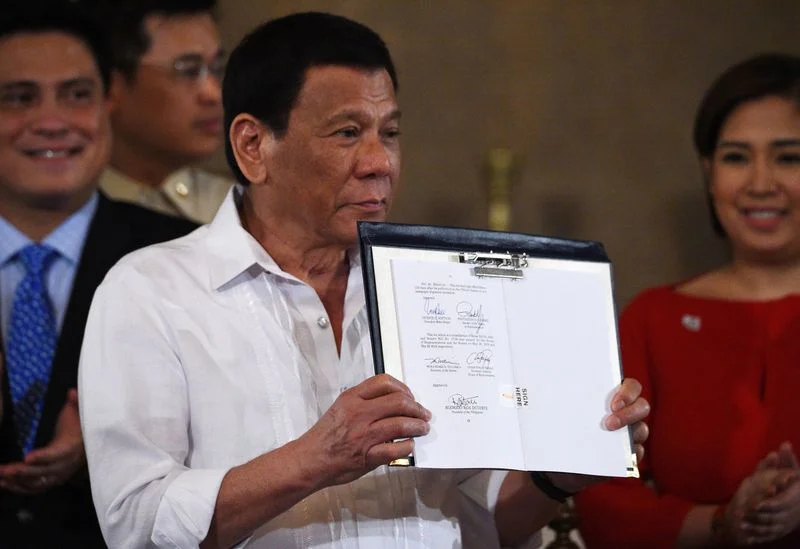 President Rodrigo Duterte presents signed Identification System Act. Accessed Nov 06, 2018. Source: Ted Aljibe/AFP/Getty Images.