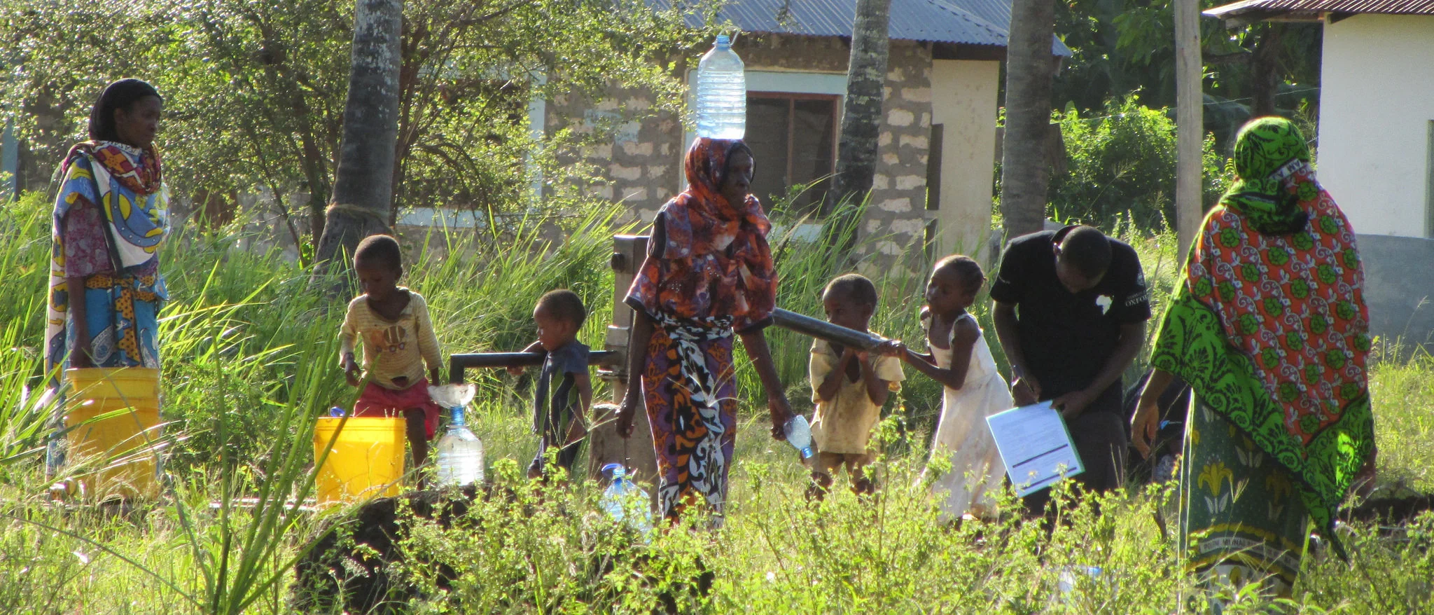 Water collection and surveys for the Smart Handpump project. Source : OxWater via Flickr