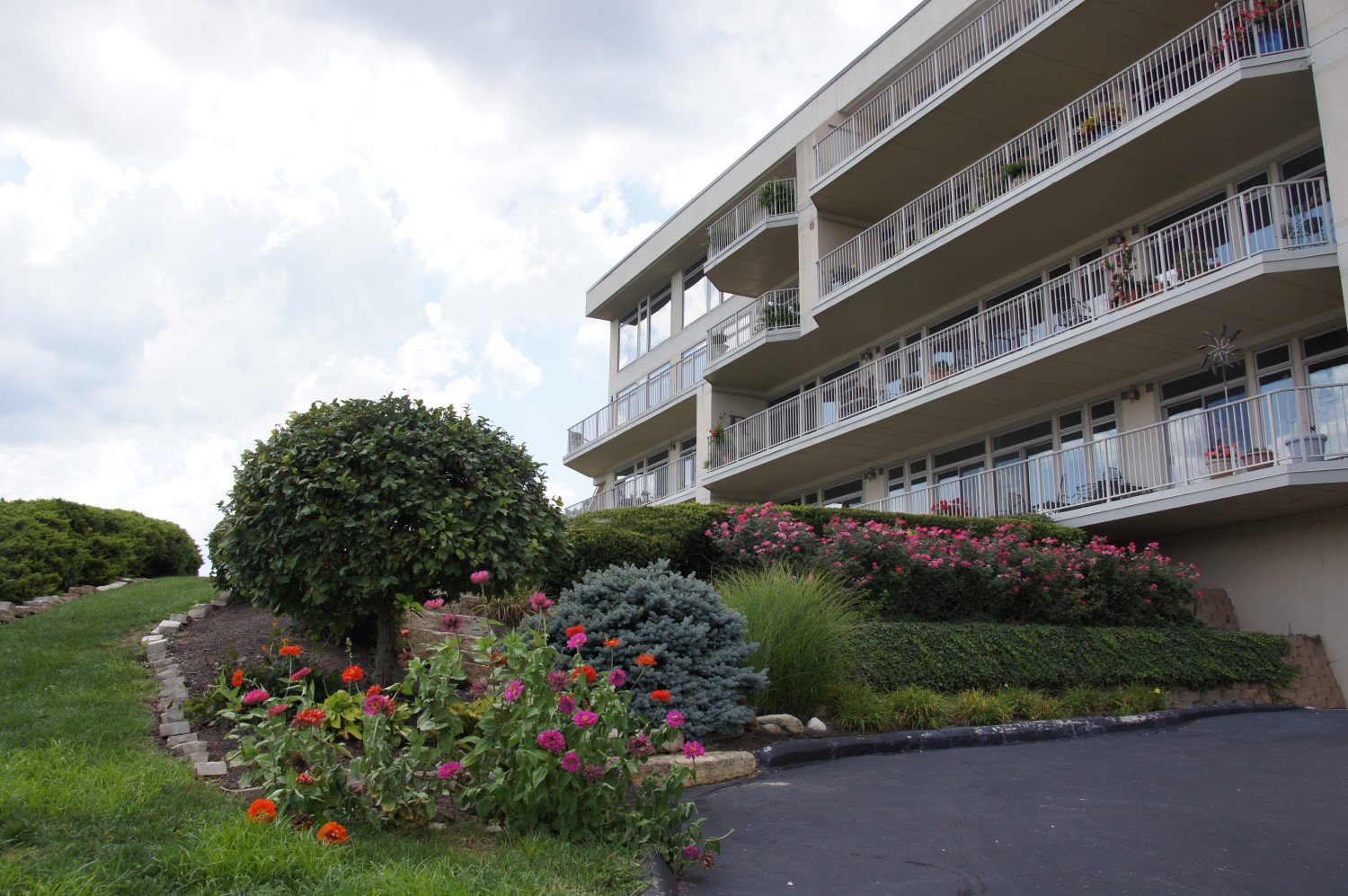   River View Balconies - Beatifully Landscaped  Grounds  