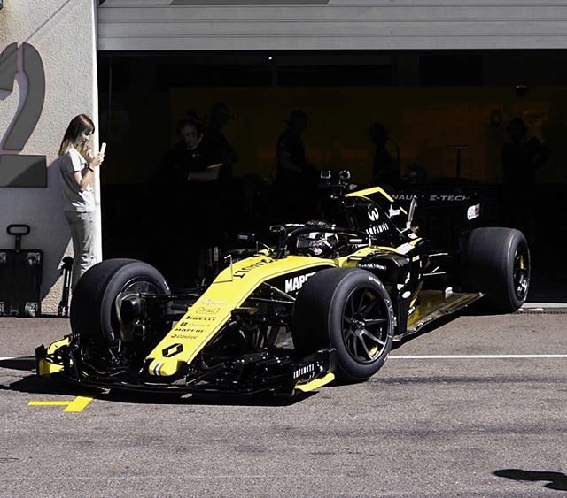 Finally! @f1 making their 18&rdquo; wheel debut with @pirelli_motorsport
...
...
...
...
...
...
...
#janefinch #custom #ring #gold #onyx #toronto #jewelry #18k #silver #janefinchclub #jointheclub #caratclub #bythecarat #ringcometrue #carats #diamond