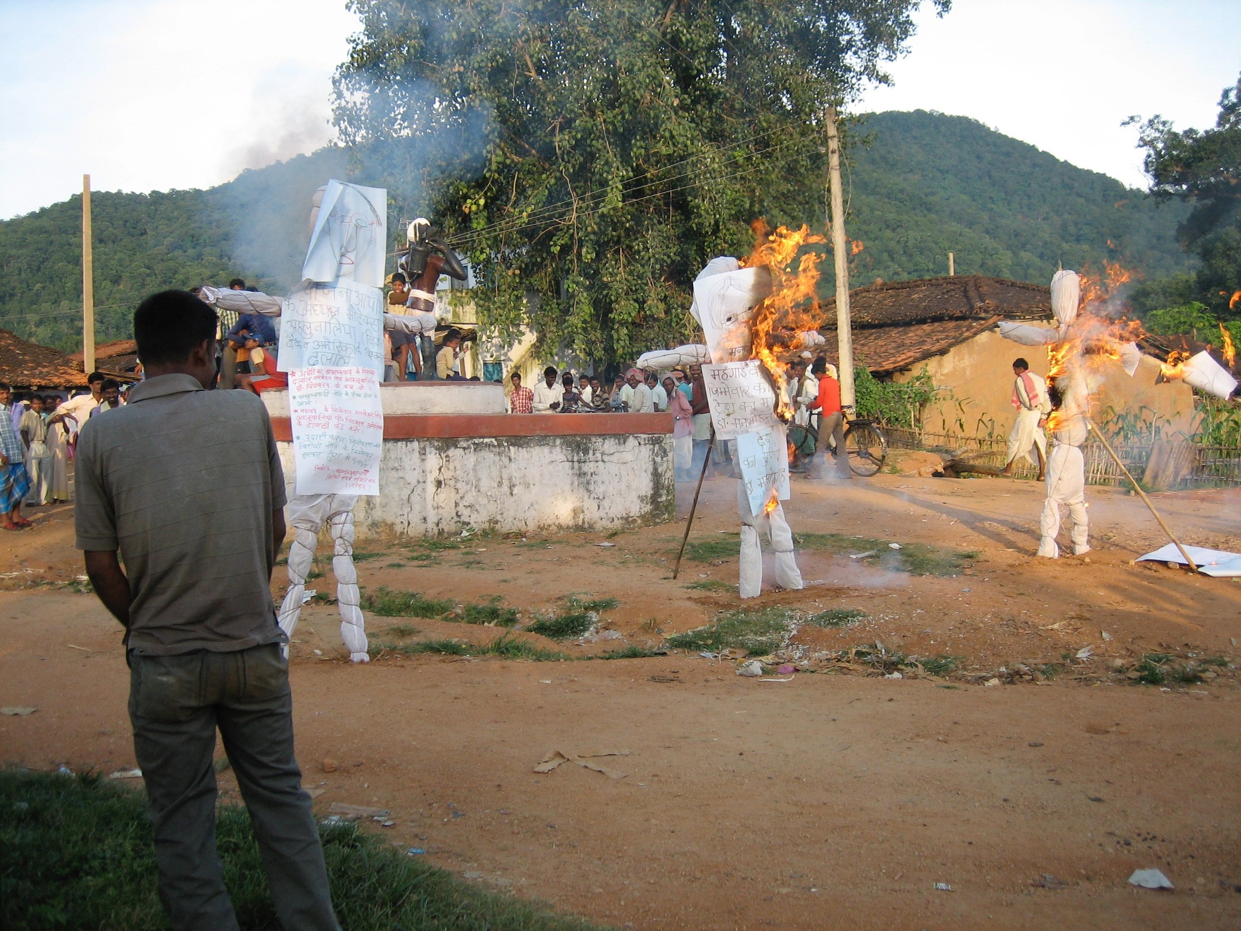 Villagers burning effigies of Prime Minister Manmohan Singh, Deputy Chairman of the Planning Commission Montel Singh Ahluwalia and Home Minister P Chidambaran at a Naxalite demonstration in the forests of Jharkhand.2008.jpg