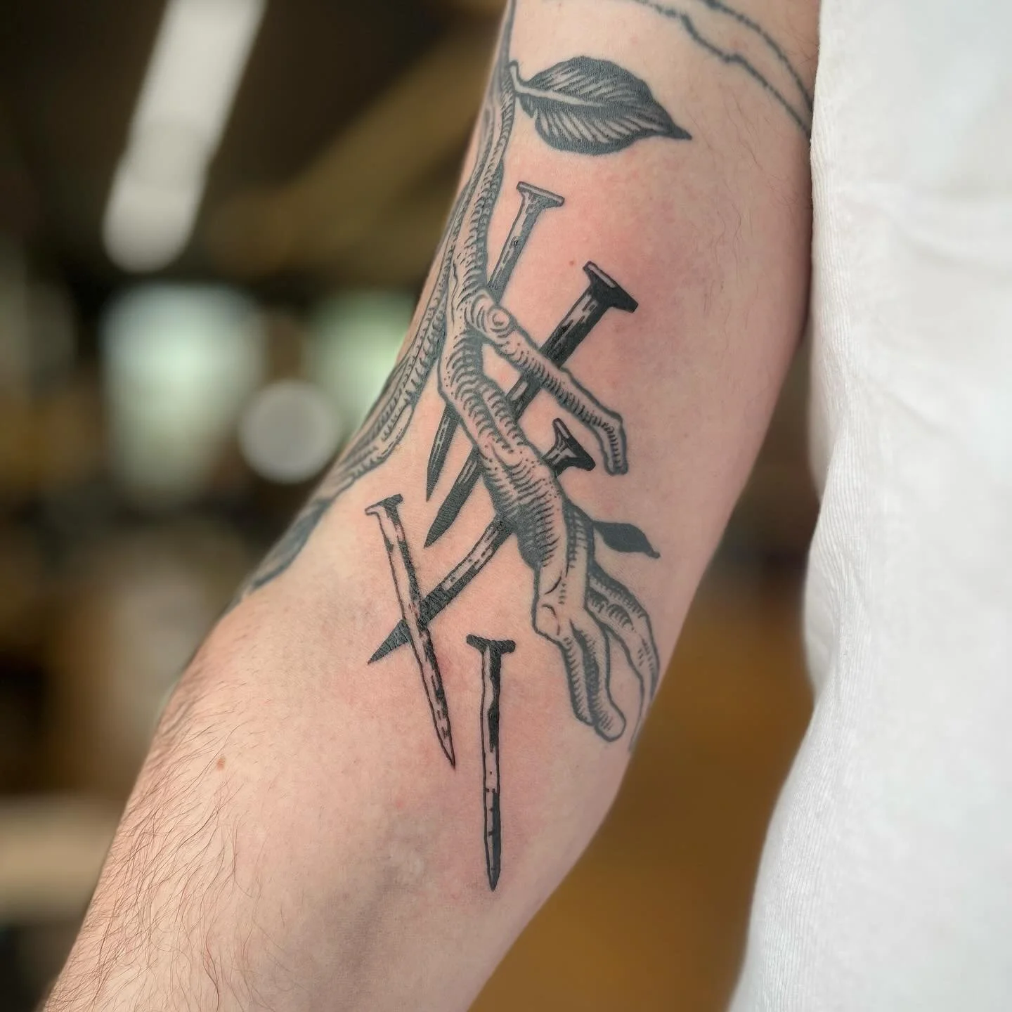 Added some tuff nails to this arm. Big thanks to my partner for their endless enthusiastic support and for bringing me cool projects and for pushing me to be better 🥲

#blackwork #blackink #onlyblackink #onlyblackart #blxckink #blackworkers #darkart