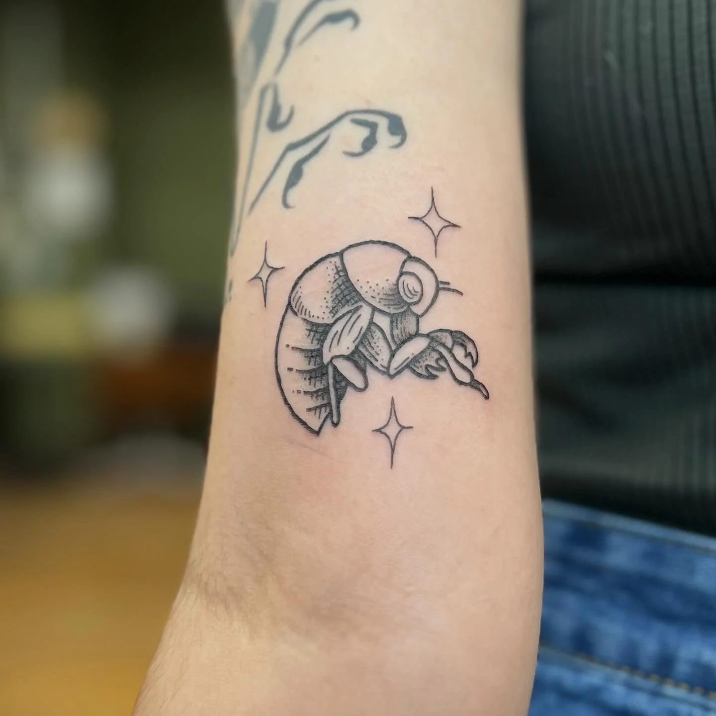 Happy summer ✨ Thank you Luz! Everyone go visit @eenchwyrm for cool fun illustrative tattoos!

#blackwork #blackink #blxckink #blackworkers #lineworktattoo #etchingtattoo #engraverstattoo #engravingtattoo #bugtattoo #cicadatattoo