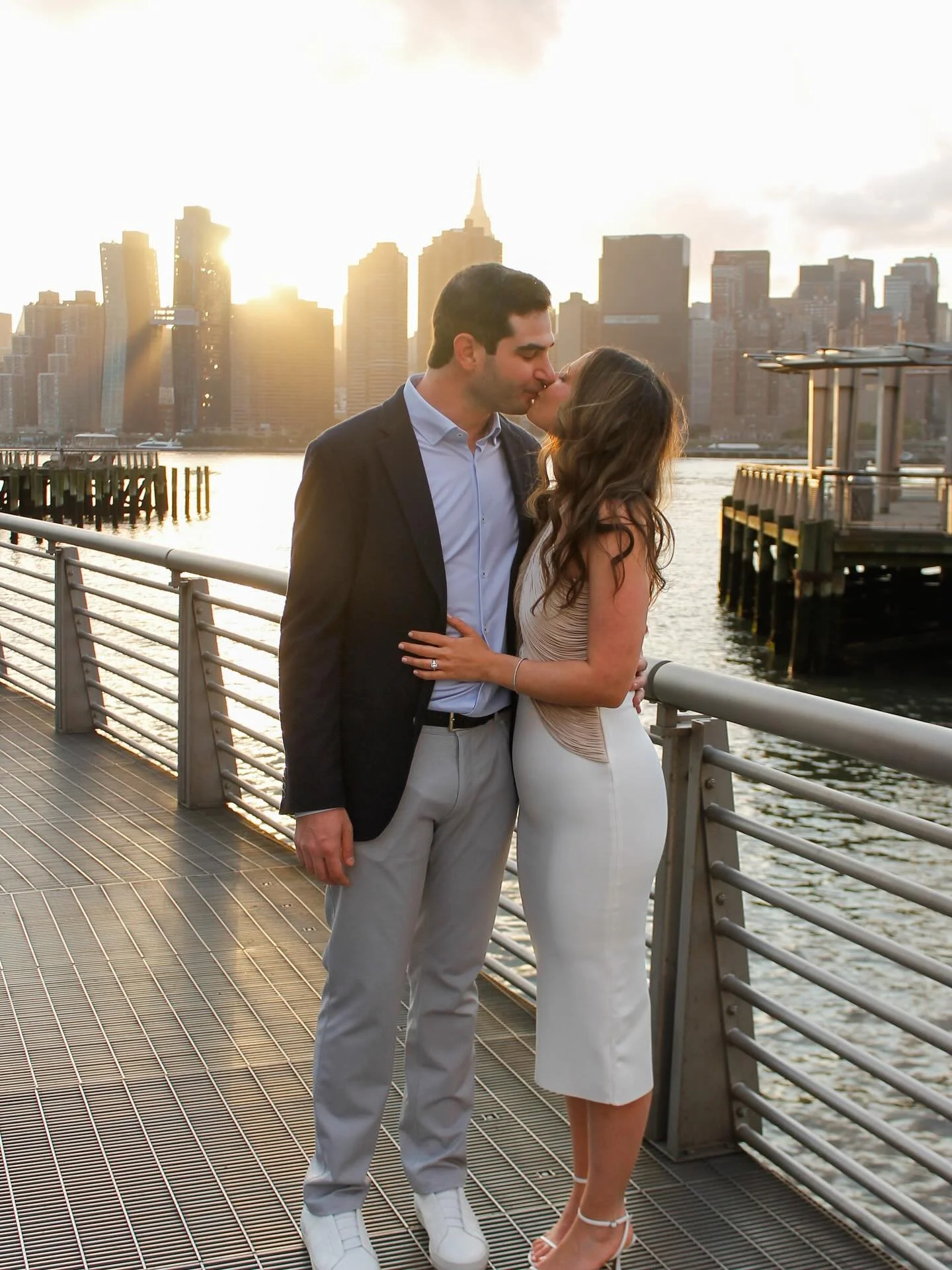 Throwing it back to Samantha and Spencer&rsquo;s Long Island City rehearsal dinner, with the most magnificent Manhattan skyline sunset to kick off the night.

#weddingphotographers #rehearsaldinner