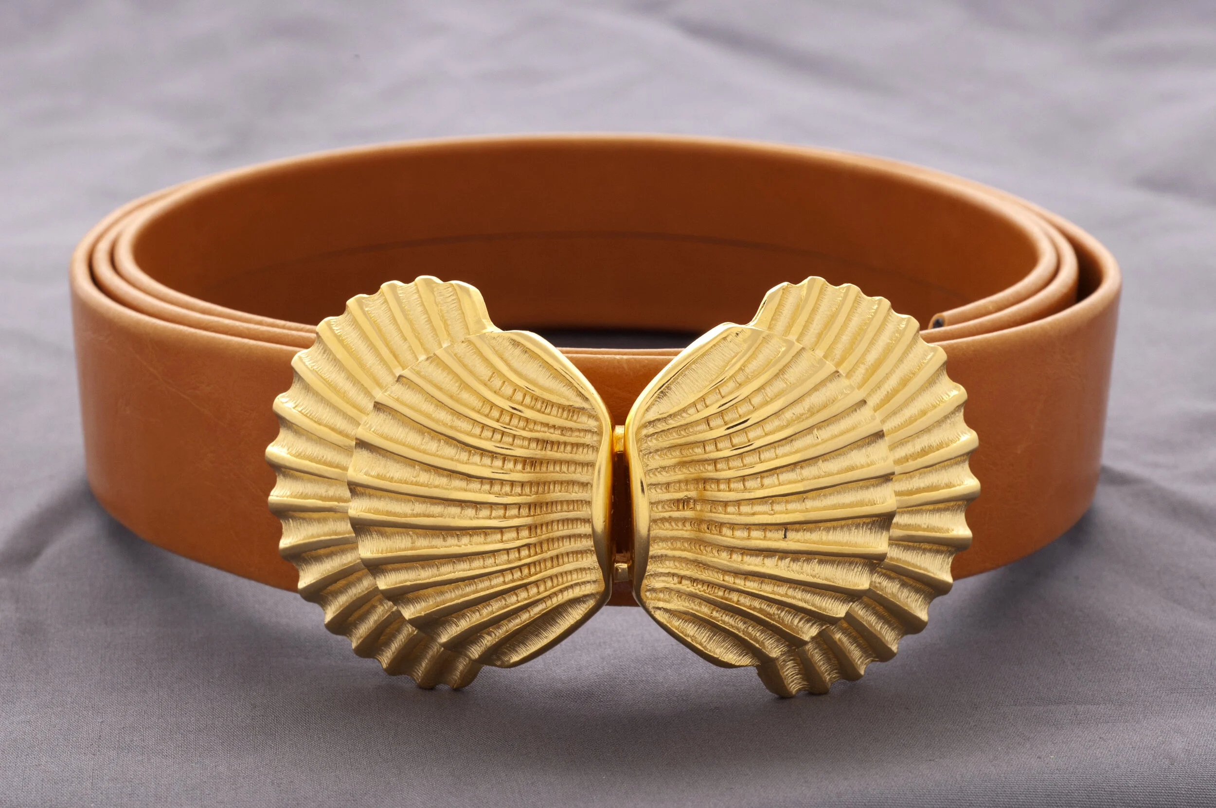 Ruffle Shell/ Matte Gold Interchangeable Buckle