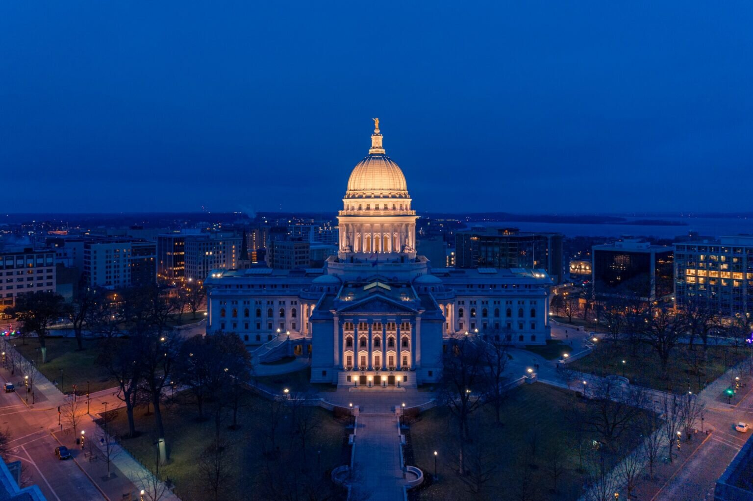 Madison-Capitol-Building-At-Night-1536x1022.jpg