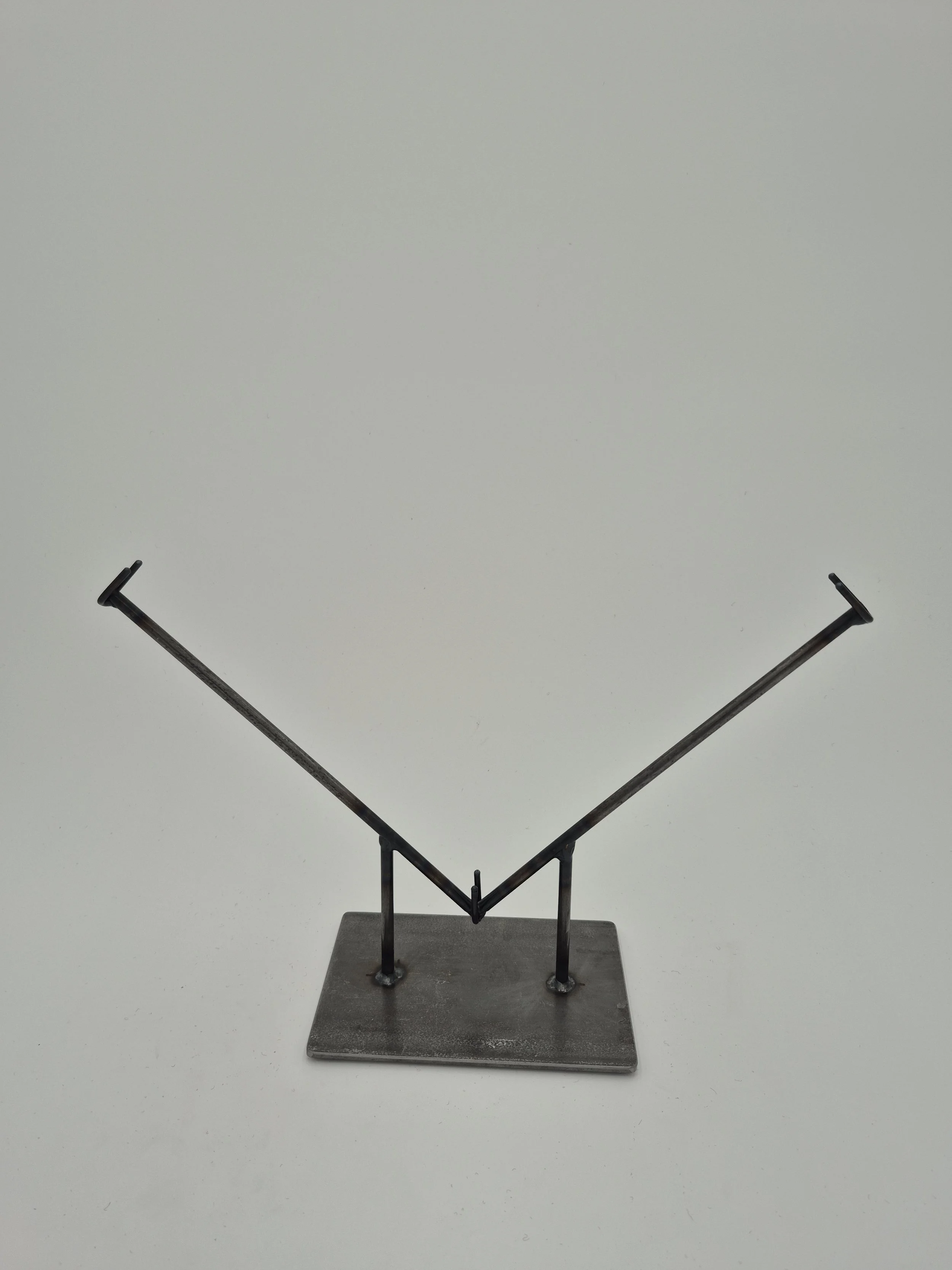 10"-12" v-shaped stand