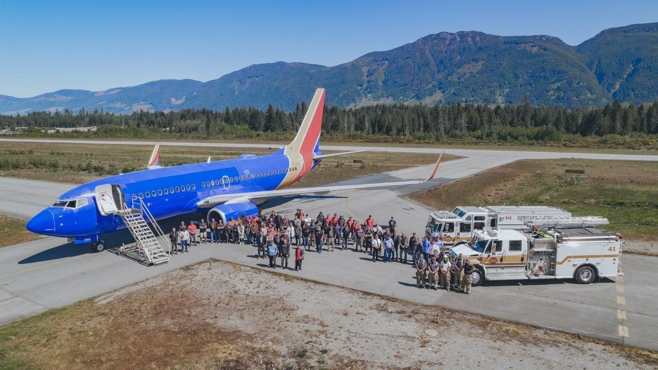 thumbnail_Coulson 737-700 Team.jpg