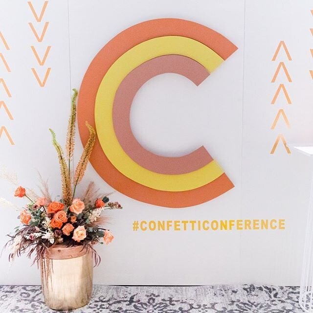 Give me ALL the SUNNY ☀️ colors.
.
.
.
📸: @charissamagno 
Event: @confetti.inc 
Venue: @florathevenue 
Backdrop/rentals: @tbdsandiego 
Dish-ware: @notmydish 
Marquee Sign: @mymarqueesd 
Decals: @ashandoliveco 
Hair &amp;makeup: @thehotseatsalon