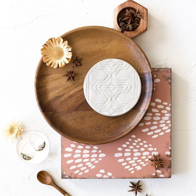 Wood. Texture. Dried floral details. A perfect shade of not too pinky pink. And the cutest mini spoon. All good in my book.
.
📸: @sourced_co