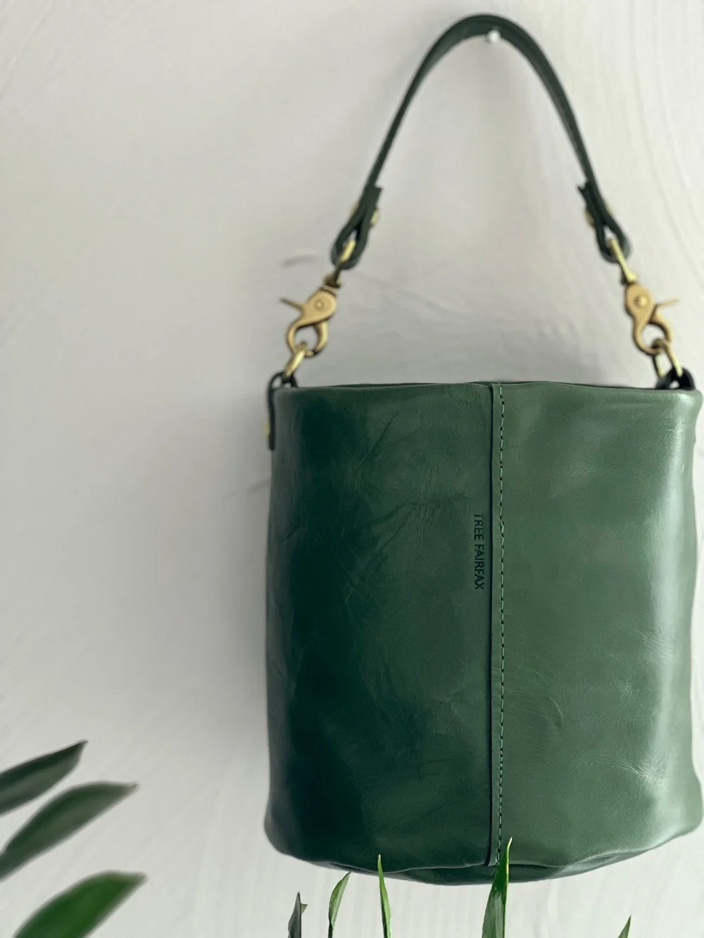 靴/バッグ Barely Green 23cm Woman GREEN Shopping Bag in Leather Medium XBWTIMA0300WKAPZT822 | Tods