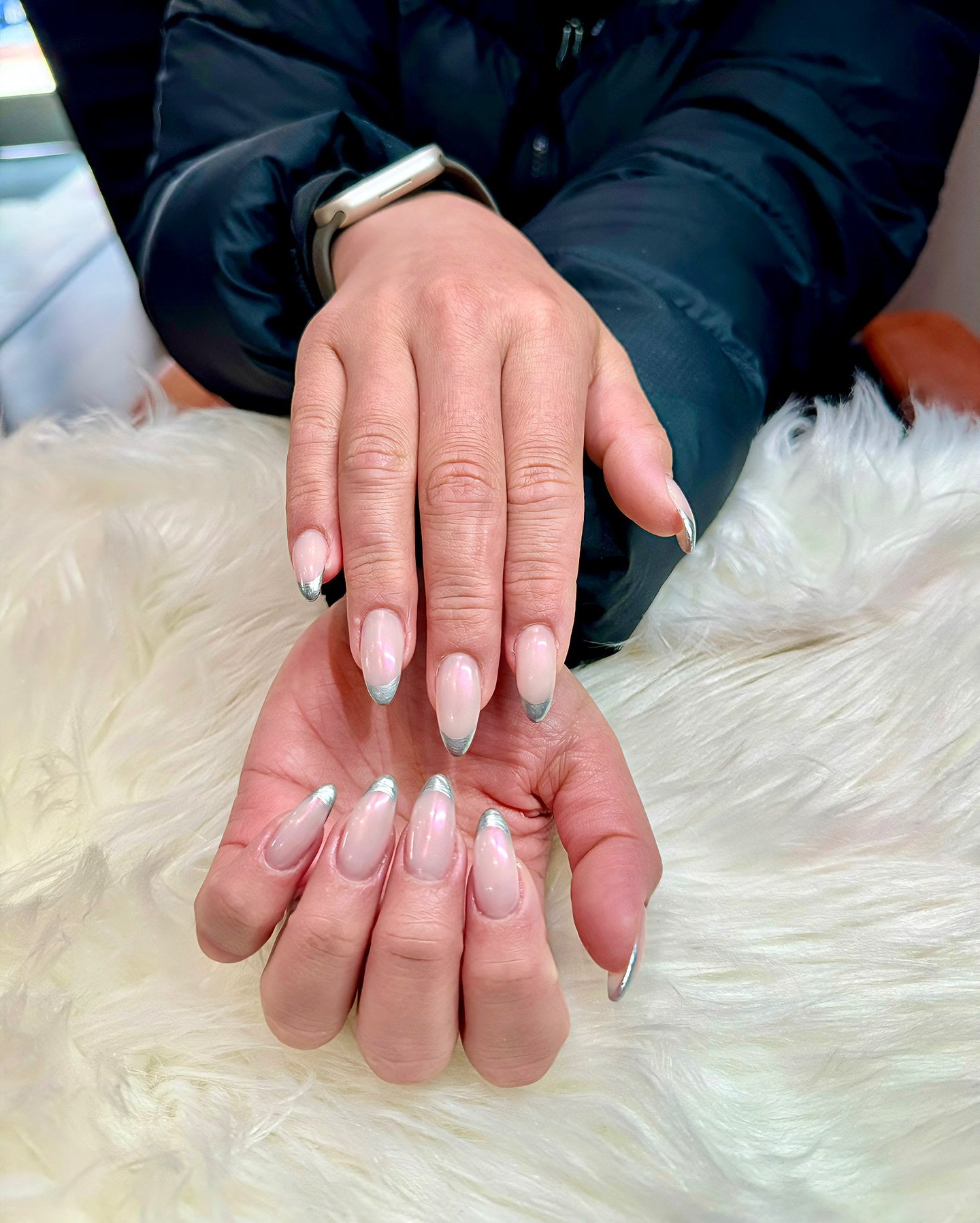 💅 Silver Chrome French Tip🔥

Dazzle in sophistication with Annie&rsquo;s Silver Chrome French Tip! ✨💅 Pair it with a translucent pink base for a timeless yet modern look. Elevate your style at Bliss Nails &amp; Spa. 

#NailArt #ChromeElegance #Mod