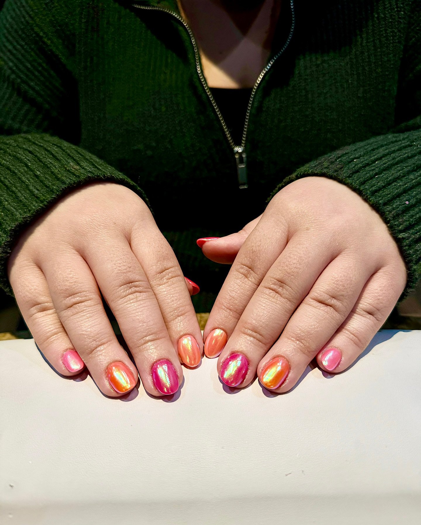 Orange you glad for a pop of color? 🍊💖 Dylan&rsquo;s vibrant dip powder set, finished with a chic chrome touch, is sure to turn heads and brighten spirits. Step into summer vibes at Bliss Nails &amp; Spa. 

#NailArt #SummerReady #ChromeDipPowder #n