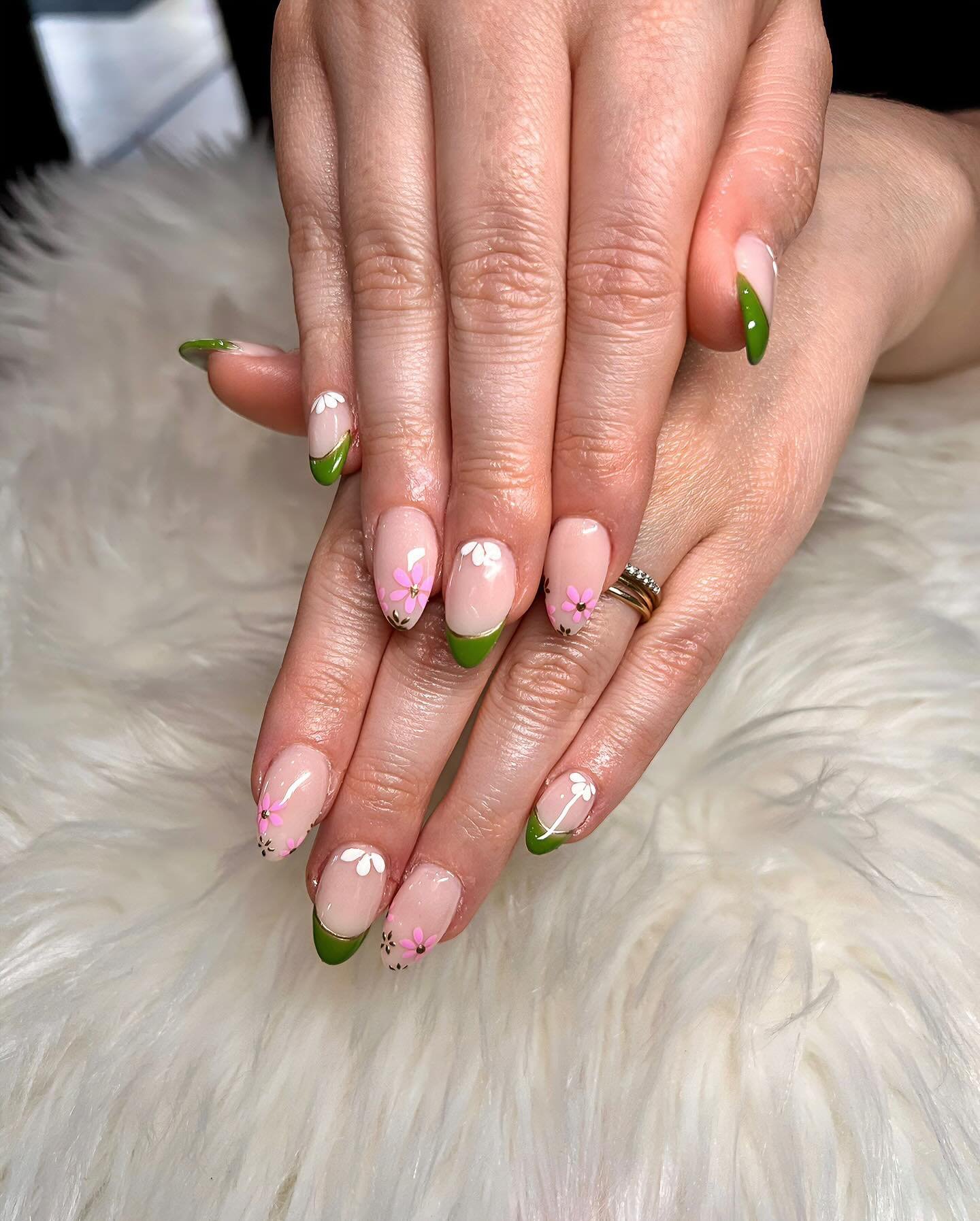 💅 Green French Tip with gold plated double line 🌸
📸 Nails by Annie&hearts;️

🌸✨ Blooming with elegance! Annie&rsquo;s intricate pink/gold plated flowers with a touch of gold-plated green french tip double line is pure sophistication. 💅 

#NailAr