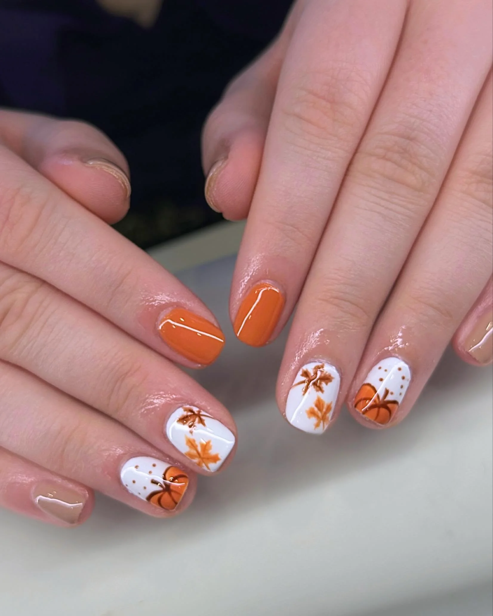 ✨🍂 Fall nails are here, and Ashley is serving cozy season vibes!
This week&rsquo;s design features hand-painted pumpkins, autumn leaves, and warm orange tones &mdash; the perfect set to carry you from pumpkin spice lattes to apple-picking weekends.
