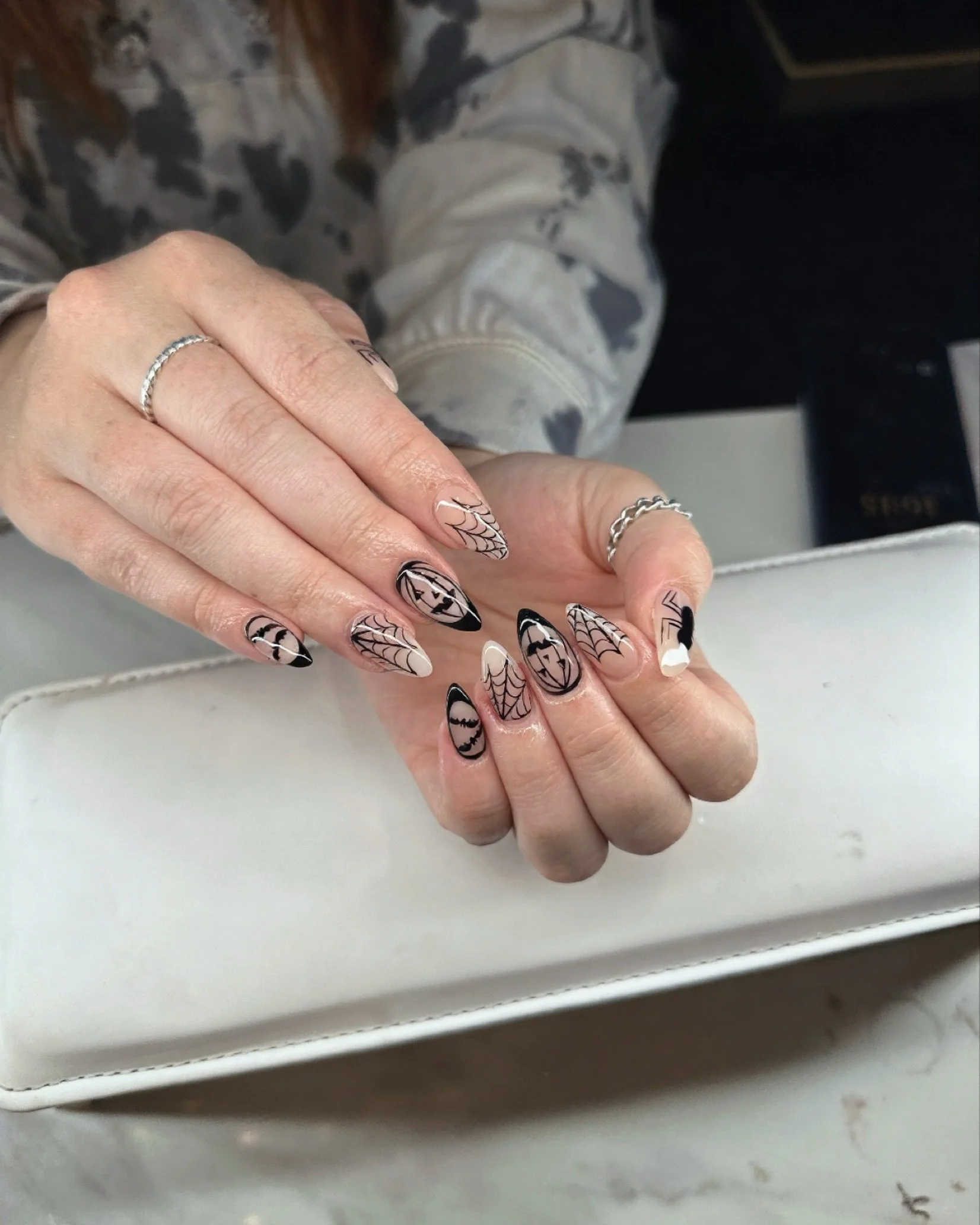 🕸️✨ Minimalist Halloween done right ✨🕸️
When spooky meets sophistication &mdash; Ashley&rsquo;s Halloween set keeps it classy, detailed, and perfect for October nails 🖤🎃

The fine-line webs, bats, and neutral base make this a wearable Halloween l