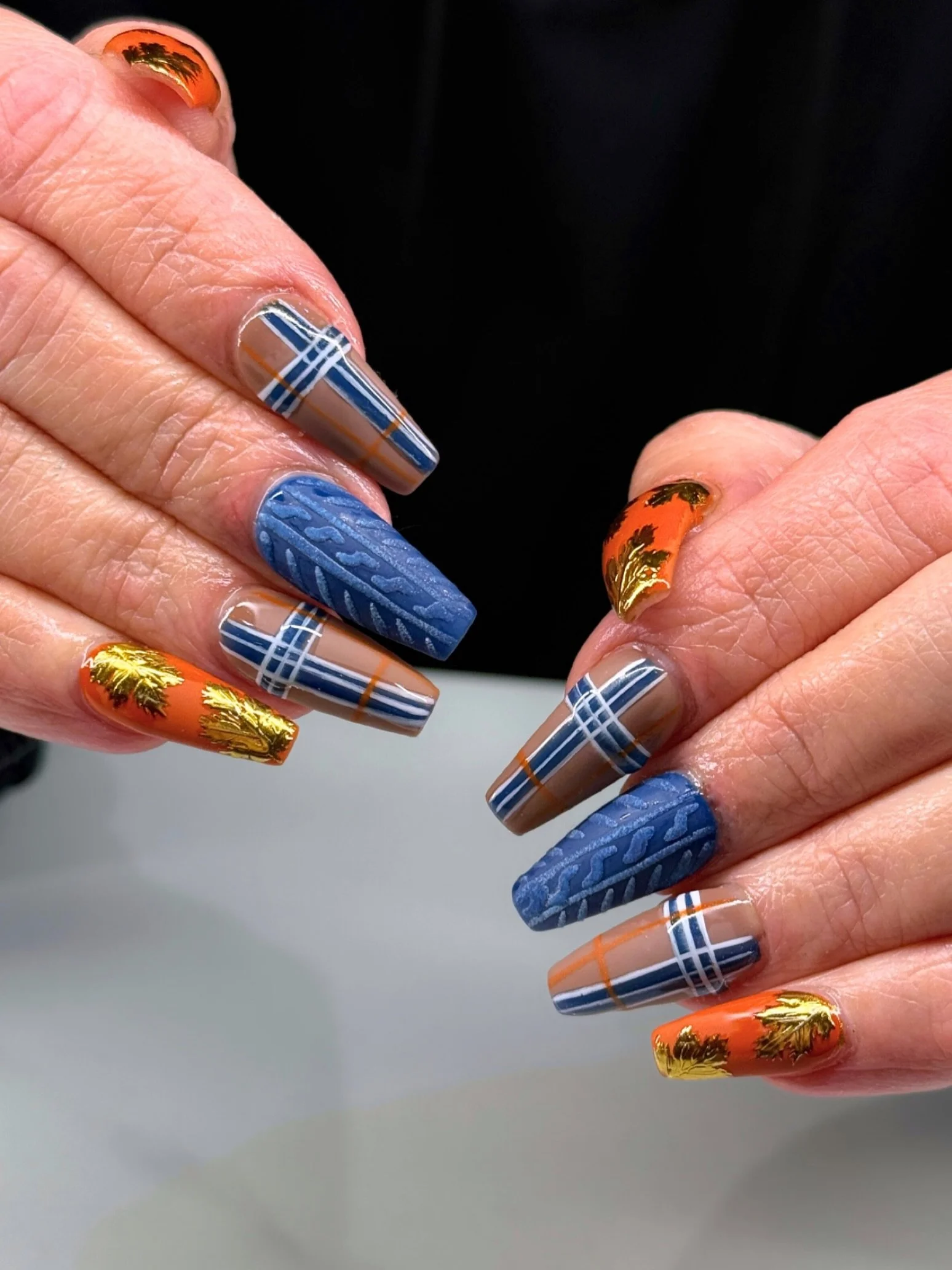 🍂 Fall nails, but make it fashion. 🍁
Saly understood the assignment AGAIN.
This set mixes sweater-texture nails, fall plaid, and burnt-orange leaf foils &mdash; all hand-painted, all giving Boston-fall-in-a-set vibes.

The mix of textures + colors 