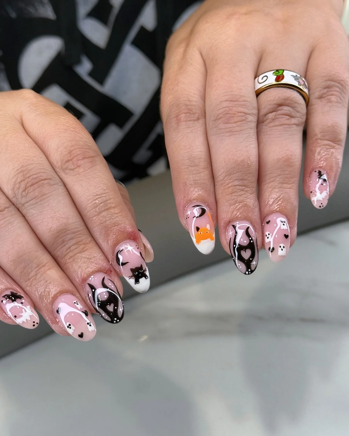 🎃 Throwback to one of Nhi&rsquo;s favorite Halloween sets! 👻✨
From spooky little ghosts to playful black cats and dreamy swirls &mdash; this set was all treats, no tricks! 🐾🖤
The hand-painted details and soft pink base made this spooky-cute desig