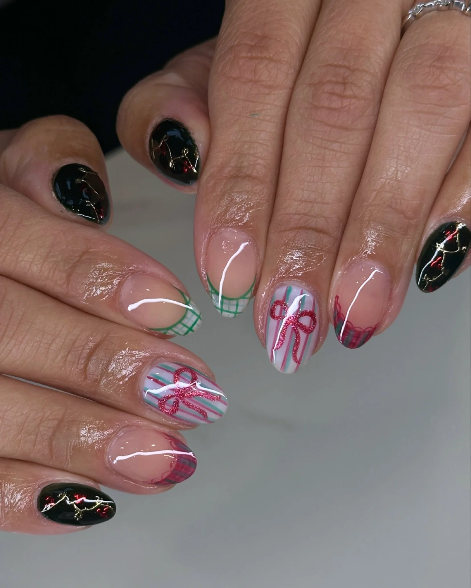 🎁✨ Nailed the wrapping paper vibes &mdash; literally.

This week, Ashley turned nails into mini gift boxes, complete with:
🎀 Glitter ribbon art
🟩 Holiday plaid French tips
💡 String lights on deep black
➕ Clean green &amp; white line work

It&rsqu