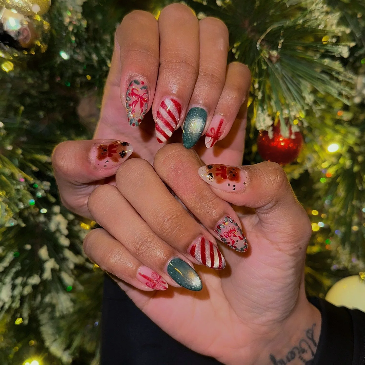 🎁 POV: You booked with Saly for your holiday nails&hellip; and she UNDERSTOOD the assignment.
From candy cane stripes to teddy bear cuteness, this set is pure Christmas magic.
✨ Hand-painted bows, chrome accents, and 3D bear art? Say less.

💅 Ready