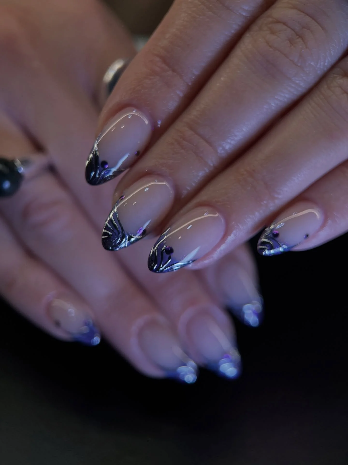 ✨ Velvet Vibes &amp; Chrome Tips ✨
Annie&rsquo;s got that magic touch again 💅🏼
This week&rsquo;s look: sheer base, deep purple chrome swirls, and glossy outlines with just the right sparkle ✨💜

Obsessed with detail? So is Annie &mdash; and your na