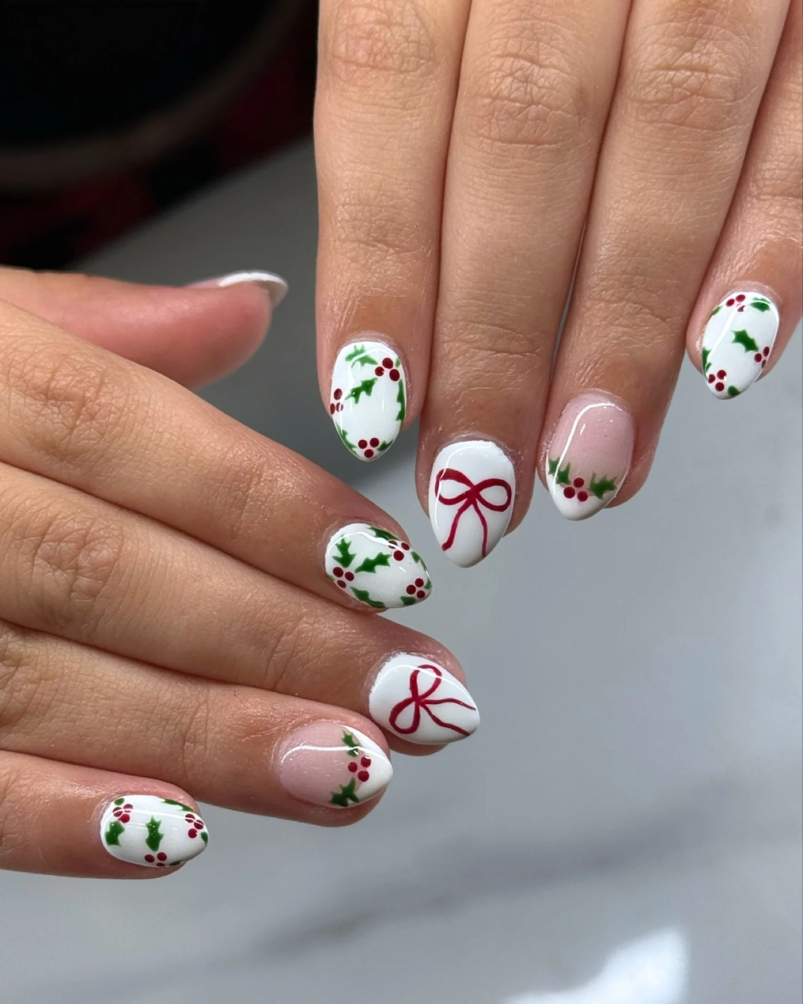 🎄 Holiday Cheer, Right at Your Fingertips 🎀
Nhi brought the Christmas spirit to life with this adorable holly + ribbon set! ❄️✨
Clean white base, hand-painted holly details, and the cutest red bows = classic, cozy, and so Bliss.

Ready to make your