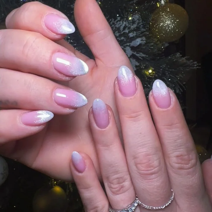 ✨ When cat eye meets ombr&eacute;&hellip; the result is pure winter magic ❄️💅
This soft pink shimmer set by Annie features a dreamy ombr&eacute; base layered with subtle cat eye shimmer that shifts in the light &mdash; simple, elegant, and eye-catch