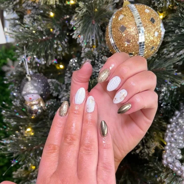✨New Year, New Nails ✨
Annie&rsquo;s bringing the sparkle and the sophistication to ring in 2026 right 💅 This custom set features gold chrome accents, cozy sweater texture, and delicate snowflake art &mdash; winter magic in every detail ❄️💫

📍 Boo
