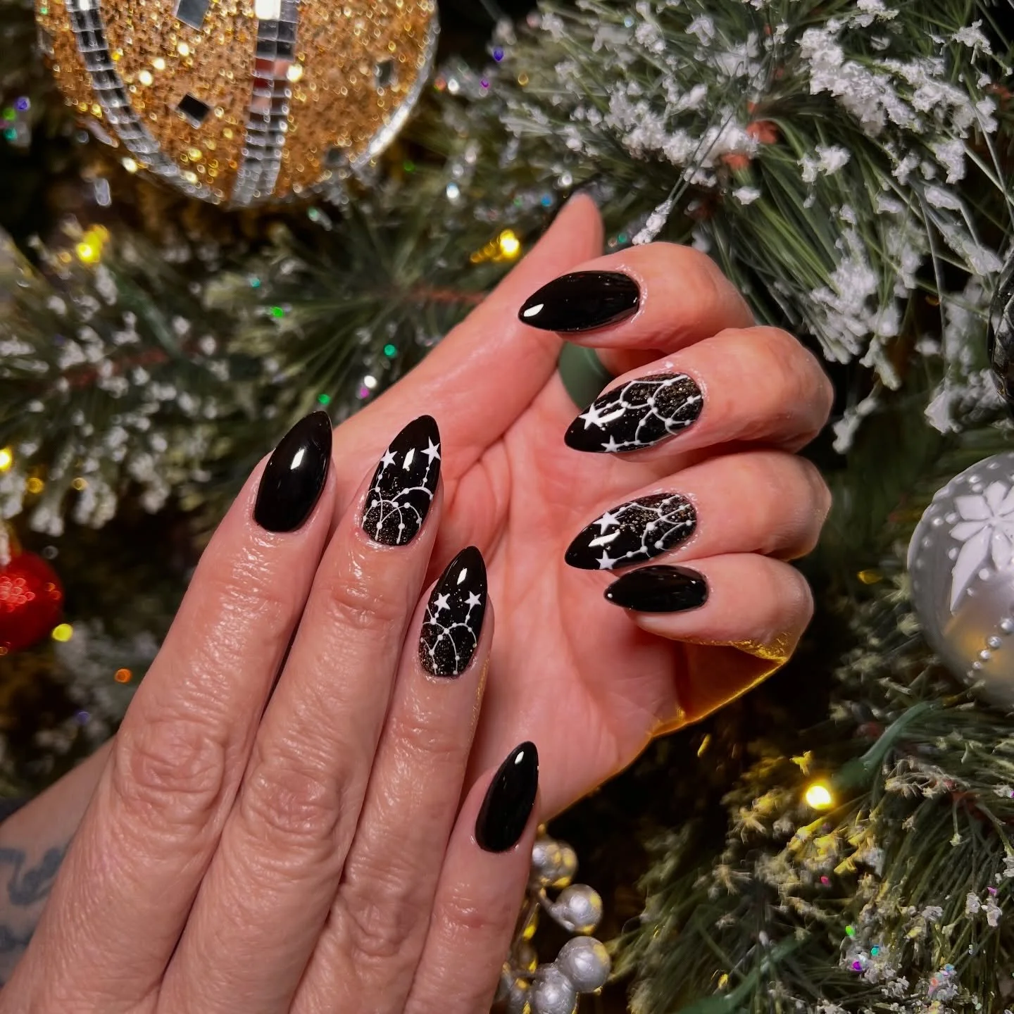Two moods, same energy 🖤✨
Annie&rsquo;s latest black nail sets show just how versatile a classic can be&mdash;
Go sleek and minimal with a timeless black French + gold swirl&hellip;
or bold and celestial with star-studded galaxy vibes.
Both equally 