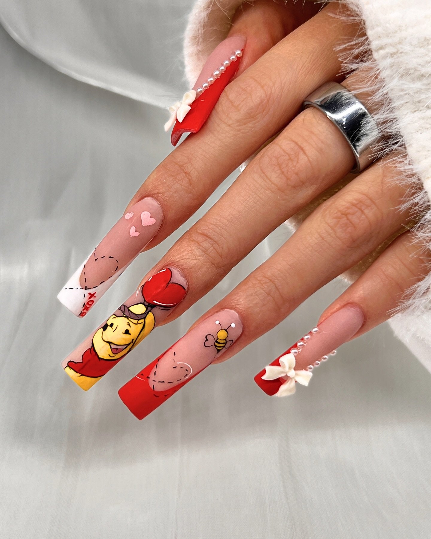 An artist and her own muse 💘🖤
Annie hand-drew this full Valentine&rsquo;s set on herself &mdash; because when you&rsquo;re this talented, even your own nails get the royal treatment 👩&zwj;🎨✨

It&rsquo;s giving: bold, romantic, and totally DIY.
Va