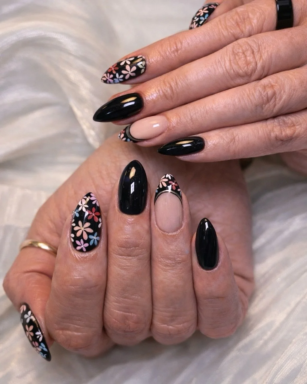 Spring is almost here&hellip; and the nails are getting ready 🌸✨

This week Annie created a soft spring floral nail design featuring glossy black almond nails paired with delicate pastel flower details and a modern negative space French accent.

Cla