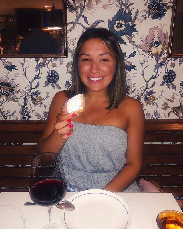 My first beignet 🇫🇷
.
.
.
#datenight #winelover #pittsburgh #lifecoach #redwine #foodporn #beignet &hearts;️ 📸 @emilesburgh