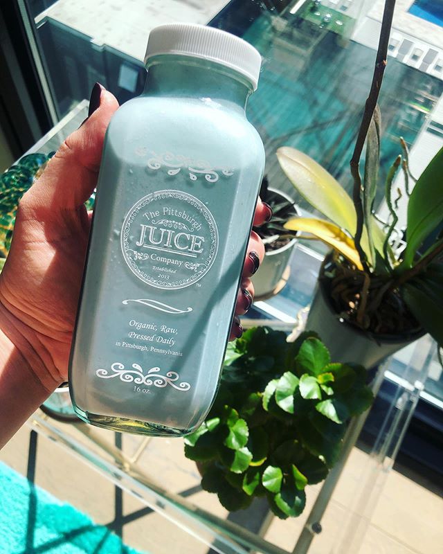 Heard of Blue Majik Spirulina before? Me neither but boy is it yummy and high in protein and low in calories! 😍
.
.
.
#posthotyoga #juices #weekendvibes #joy #happiness #algae #bluemajik 💙