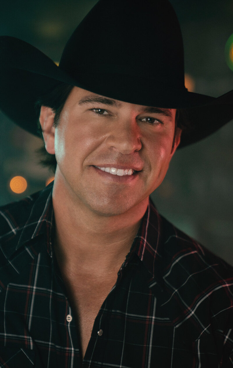 Jon Wolfe makes his debut performance at Moonshine Beach! 