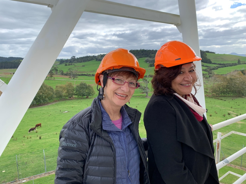 Matching Hard Hats | Cascos protectores haciendo juego