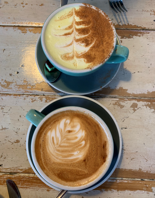 Ponga Fern Lattes on Our Way to Wellington | Café lattes decorados con hojas de helecho plateado, rumbo a Wellington