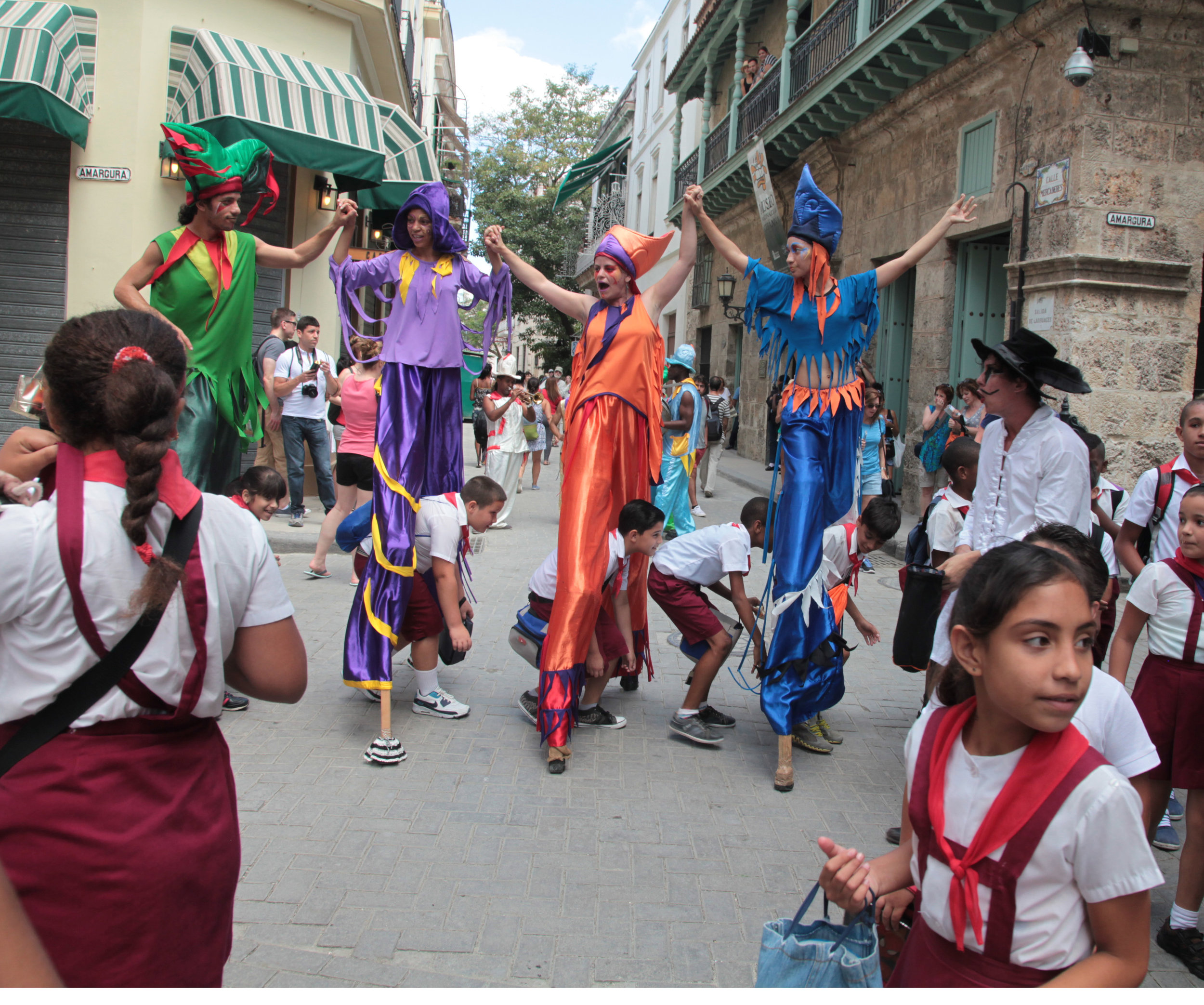 Children_following_Habana_Movemiento_leaders.jpg