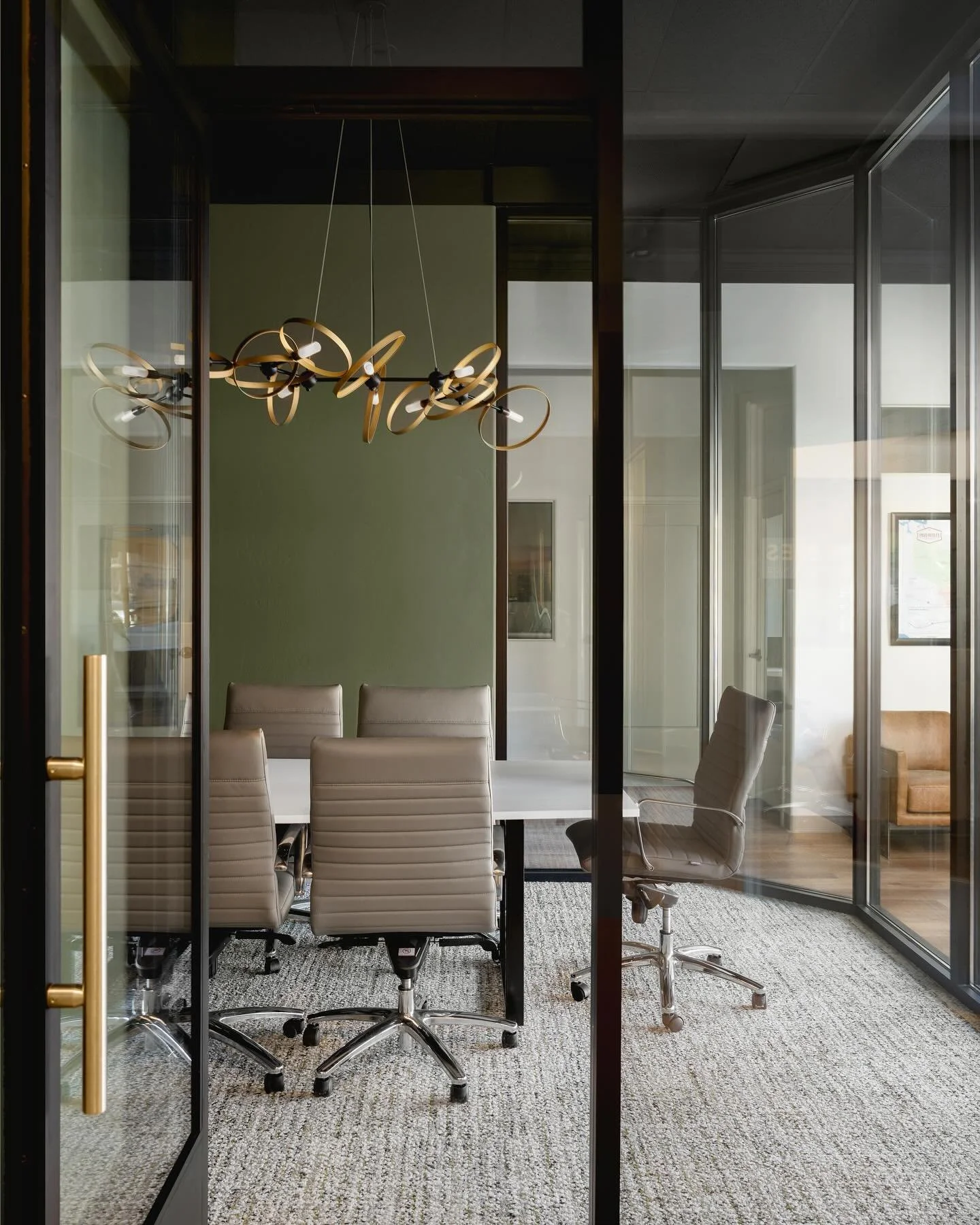 Paso Robles Wine Country Alliance / Paso Robles, CA

A demi-sized conference room designed for the new @pasowine headquarters in downtown Paso Robles. Just enough room for tasting a conversation about wines, vineyards, and experiences of our local ar