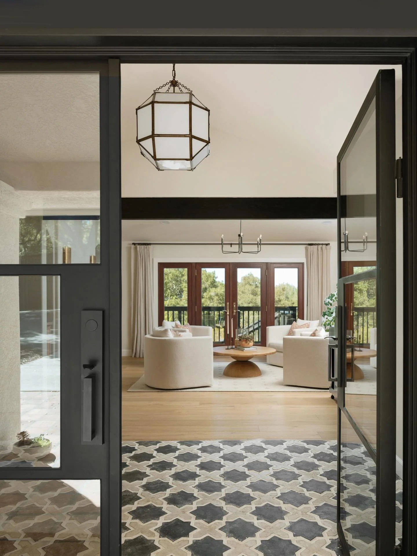 Walking into a recently completed remodel in collab w/ @michelle.pelech.interiors &amp; @legacy.built 

Photos by @lisamakco

#brockitecture #architects #interiors