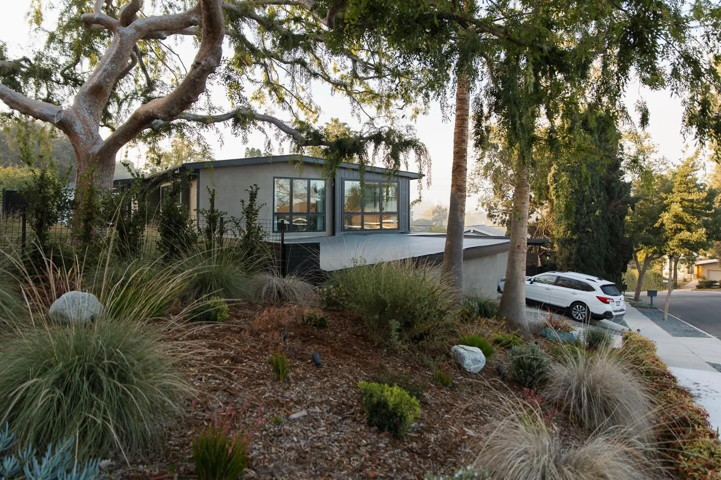 Pasadena mid-century remodel, reimagined. Clean lines, layered landscapes, and indoor/outdoor living that flows from street to courtyard.

#brockitecture #architecture #interiordesign 

Built by @calstatebuildingco @john.maurer 
Interiors by @marcial