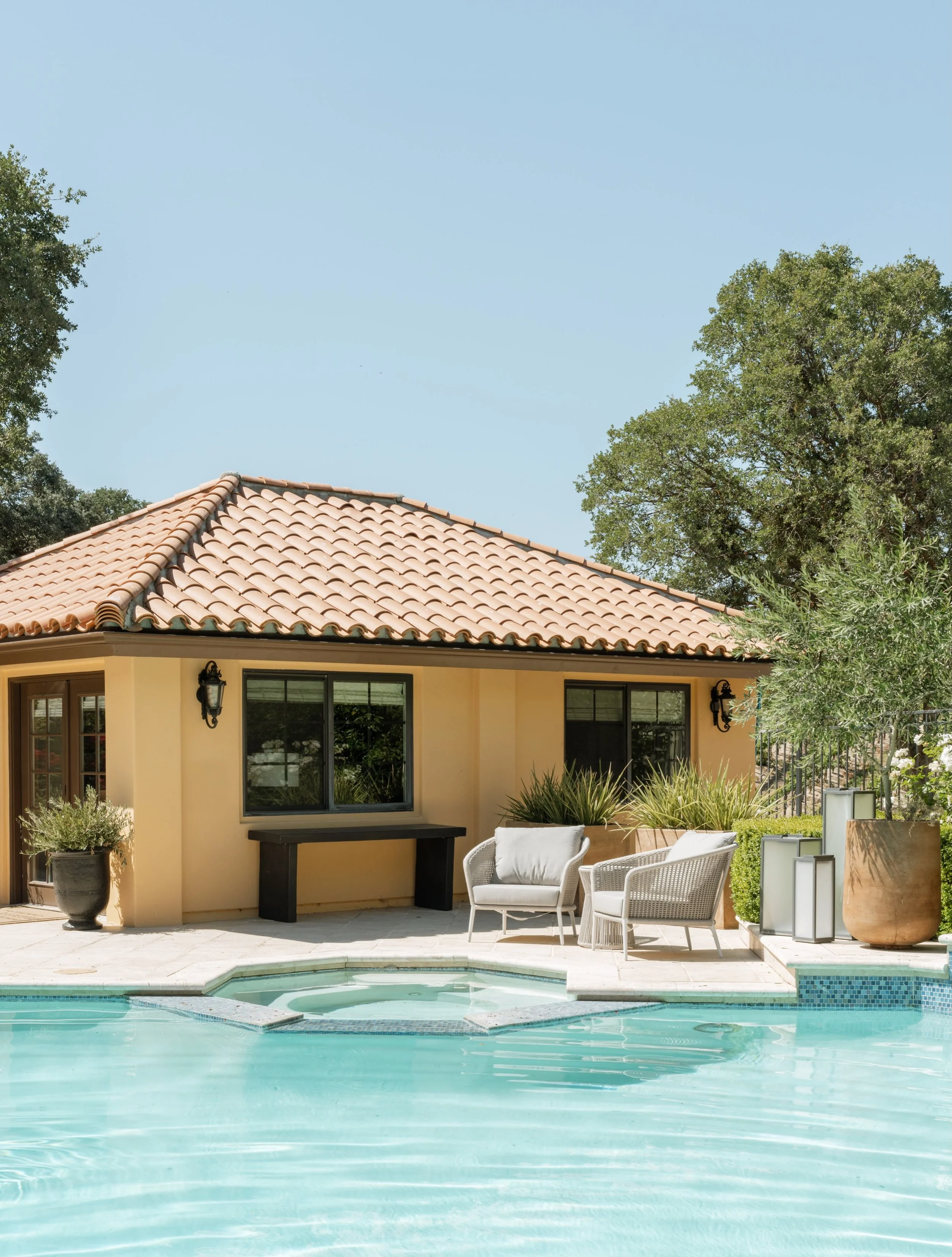 Getting ready for our first hot summer day, thinking about jumping in the newly refreshed pool house at @villasanjuliette 

#brockitecture #architecture #interiordesign

📷 @lisamakco