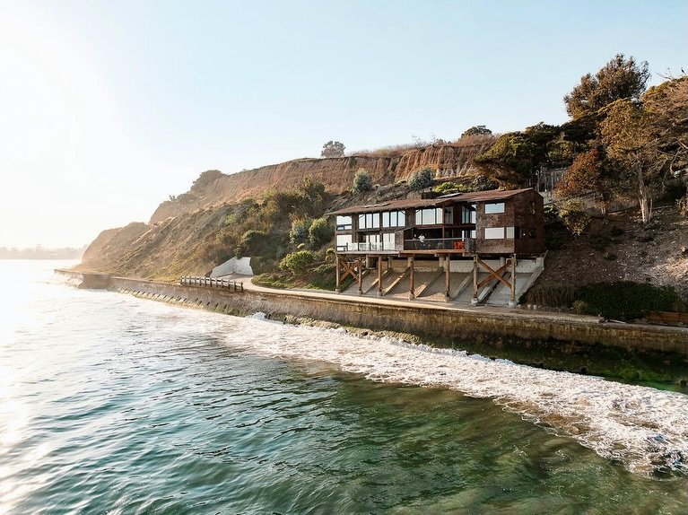 Hard to compete with a view like this. So we designed around it. Originally designed by Ken Kruger in the 1960s, this Summerland Beach home was renovated and reimagined while preserving the spirit of the original coastal retreat.
@montecitopoint @dwe
