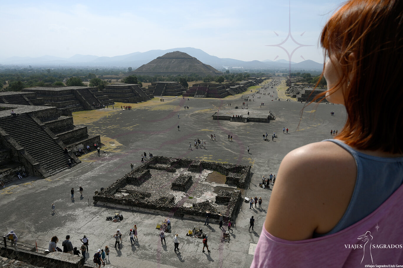 Mujer recorndando en Teotihuacan (Mexico)