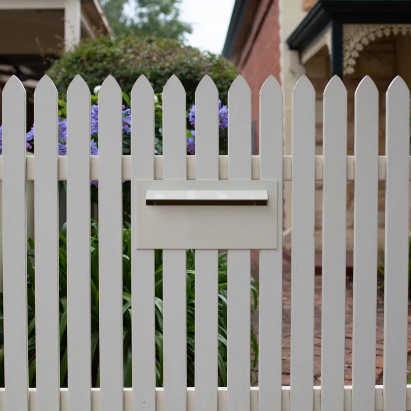 SuperiorClassicCreamWoodPicketFence2.webp