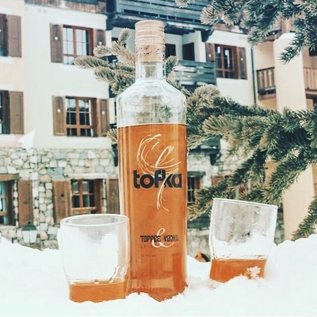 We are in snow. First thought? Tofka! Let’s get festive 🥳🥳 #tofka #tofkavodka #drinks #drinkresponsibly #snow #festive #toffee #vodka