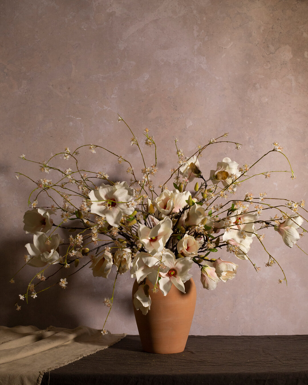 Peachy pinks - peach blossom and pink hue'd magnolia branches mixed together for endless spring blooms 🌸​​​​​​​​​
Both stems are available via our webshop - or get in touch with us if you'd like to create a bespoke bouquet. 

#fauxflowers #bringtheo
