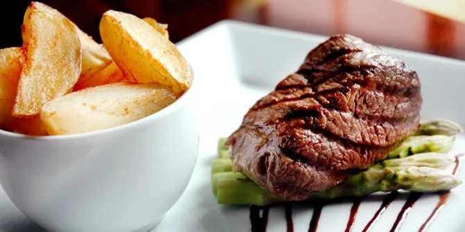 fillet steak chips rare asparagus